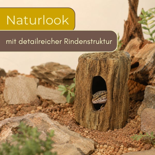 Terrarium-Dekoration in Baumstamm-Optik mit detailreicher Rindenstruktur und Öffnung, ein Gecko schaut heraus, in einer Umgebung mit Steinen.