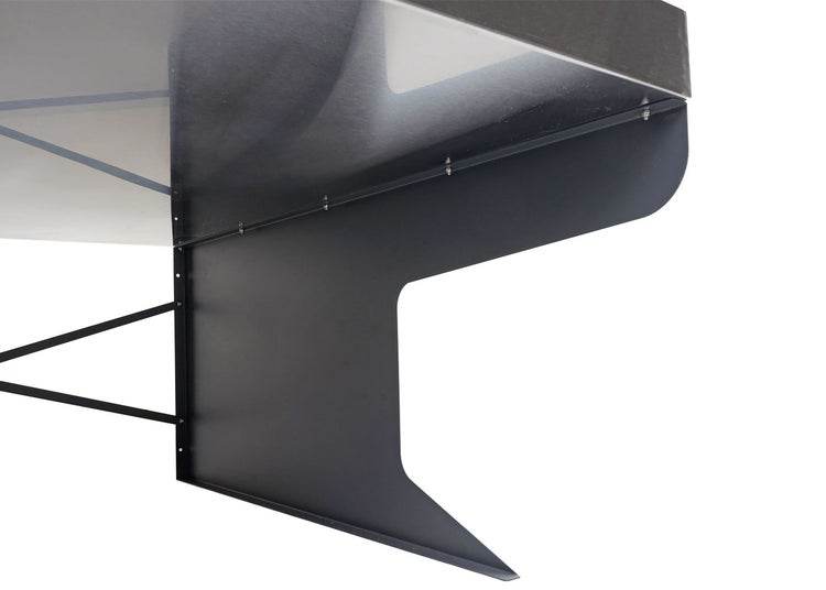 Detailansicht eines schwarzen Metallmöbels mit silberner Tischplatte
