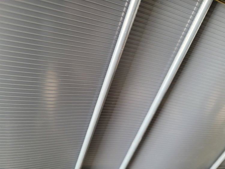 Graue Doppelstegplatten mit Aluminiumprofilen