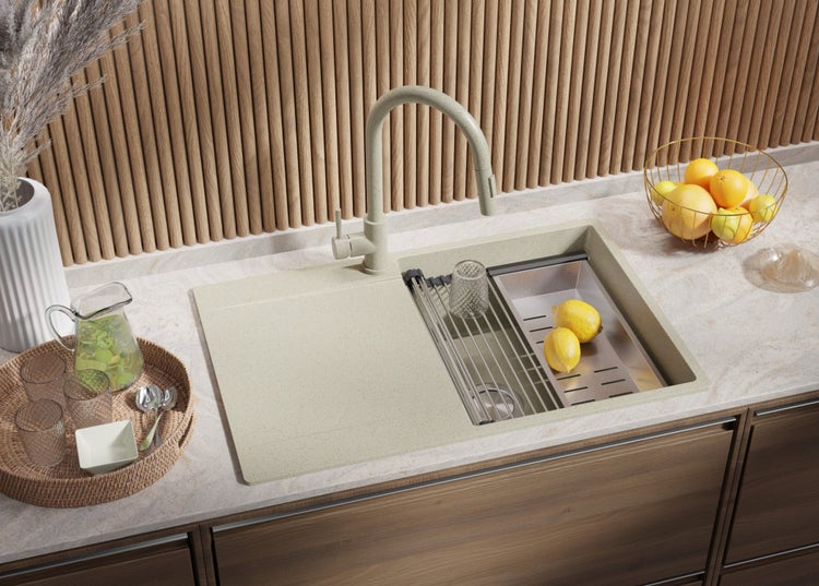 Küchenspüle mit Abtropffläche und Armatur auf einer Küchentheke mit Dekoration