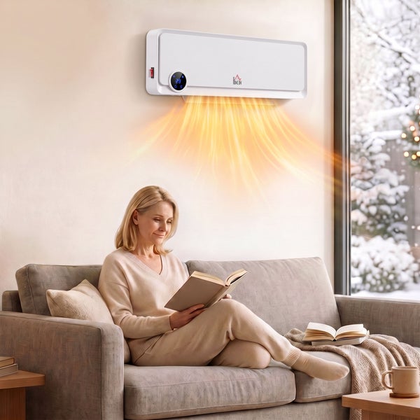 Wandheizlüfter mit Digitalanzeige, der Wärme im Wohnzimmer abstrahlt, während eine Frau auf dem Sofa liest und draußen Schnee liegt.