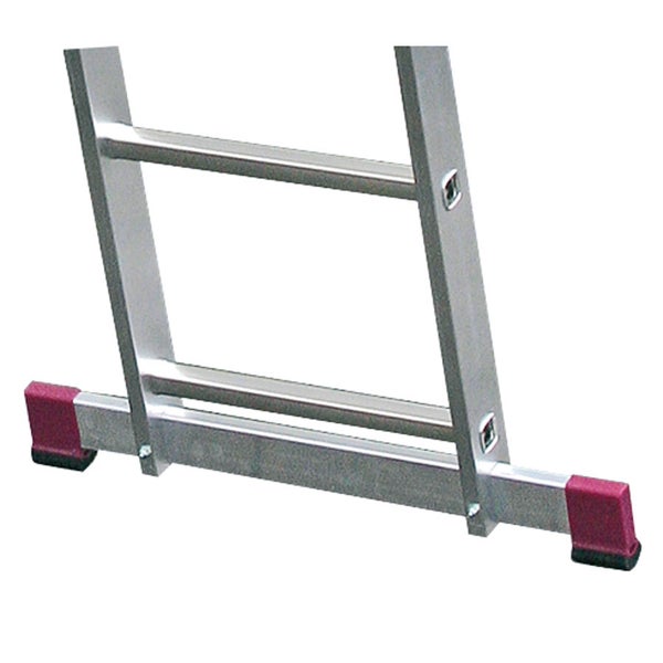 Detailansicht einer Aluminiumleiter mit Stufen und rutschfesten Füßen