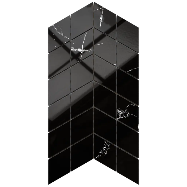 Mosaikfliese im Chevron-Muster, Marmoroptik schwarz mit weißen Adern, glänzend.