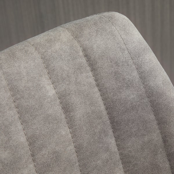 Detailaufnahme eines gepolsterten Stuhls mit vertikalen Ziernähten