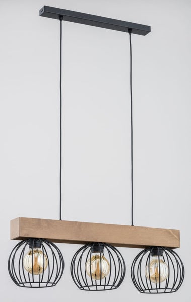 Moderne Hängeleuchte mit Holzbalken und drei schwarzen Drahtkäfiglampenschirmen in Gitteroptik für Wohnraumbeleuchtung.