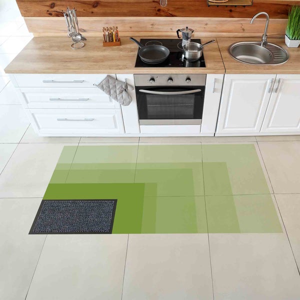 Küche mit Küchenläufer und Fußmatte vor dem Küchenschrank