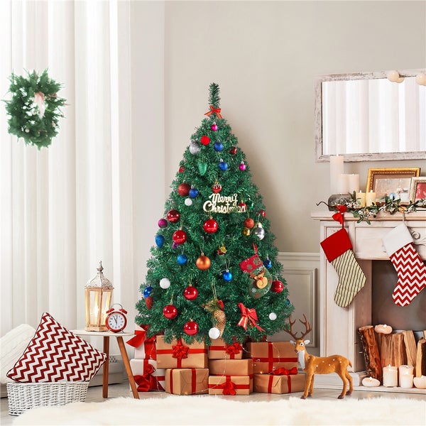 Dekorierter Weihnachtsbaum mit Geschenken in einem Wohnzimmer