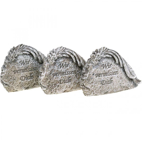 Drei Gedenksteine mit der Inschrift Wir vermissen Dich