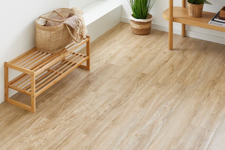 Bodenbelag in heller Holzoptik in einem hellen, modern eingerichteten Raum mit Holzregalen und geflochtenen Körben.