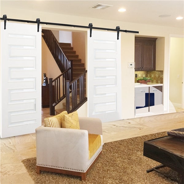 Innenaufnahme mit Schiebetürsystem aus Metall und Holztüren vor Treppe