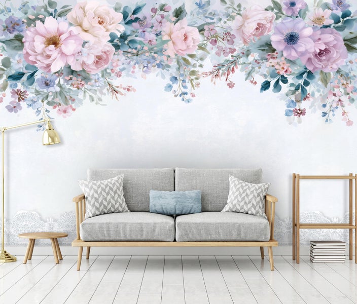 Wohnzimmer mit Blumen Wandtattoo, Sofa, Tisch und Bücherregal für eine helle und freundliche Atmosphäre