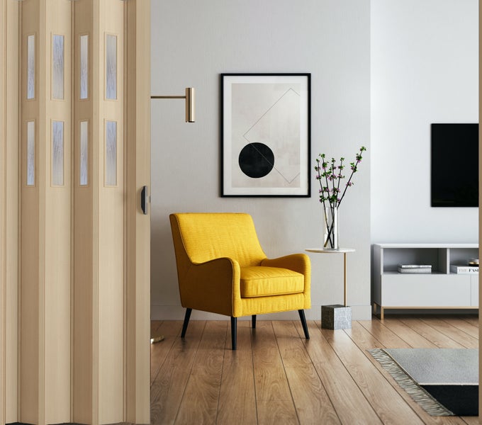 Holzschiebetür mit Glaseinsätzen in einem hellen Wohnzimmer