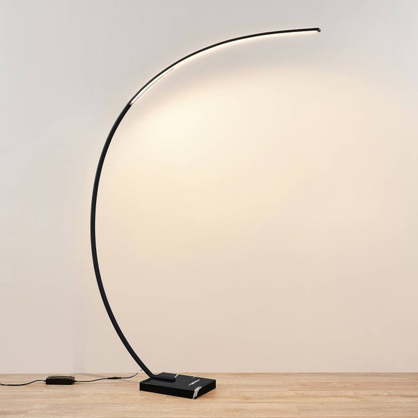 Moderne LED-Bogenlampe mit schwarzem Gestell und rechteckigem Marmorfuß.