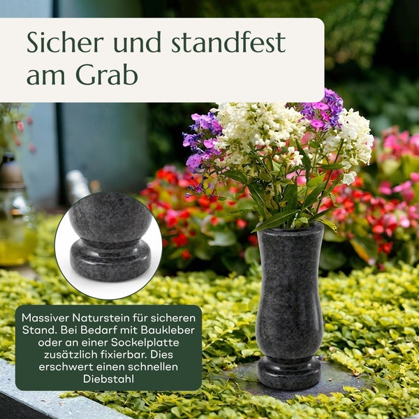 Massive Grabvase aus Naturstein auf einem Friedhof, ideal zur sicheren Dekoration und Befestigung auf einer Sockelplatte oder einem Grabstein.