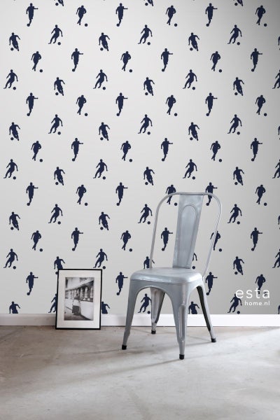 Tapete mit Fußballspielermuster in einem Raum mit Stuhl und Bild
