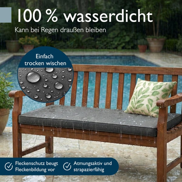 Gartenbank aus Holz mit dunkelgrauer, wasserdichter Sitzauflage im Regen am Pool. Die Auflage ist atmungsaktiv, strapazierfähig und fleckgeschützt.