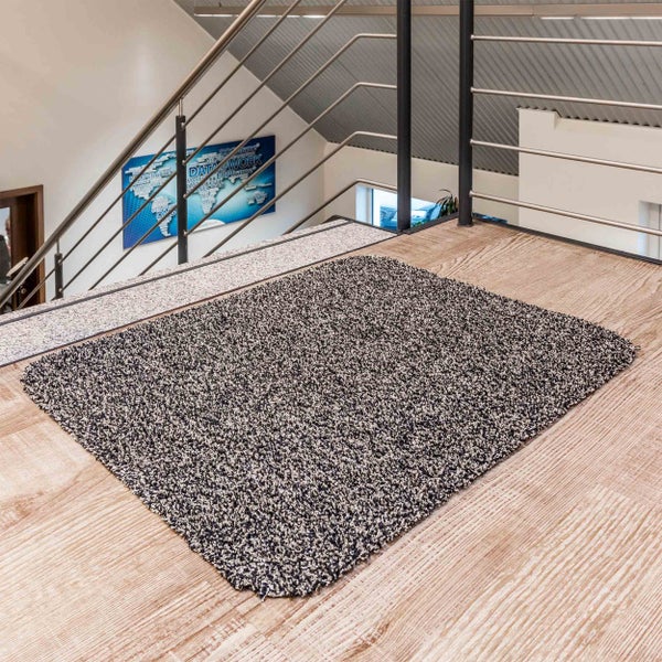 Hochflor Teppich auf einem Holzboden