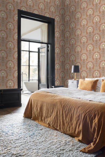 Schlafzimmer mit gemusterter Tapete, Bett und Blick auf ein Badezimmer