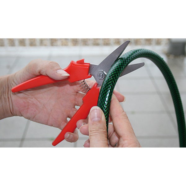 Gartenschere schneidet einen Wasserschlauch