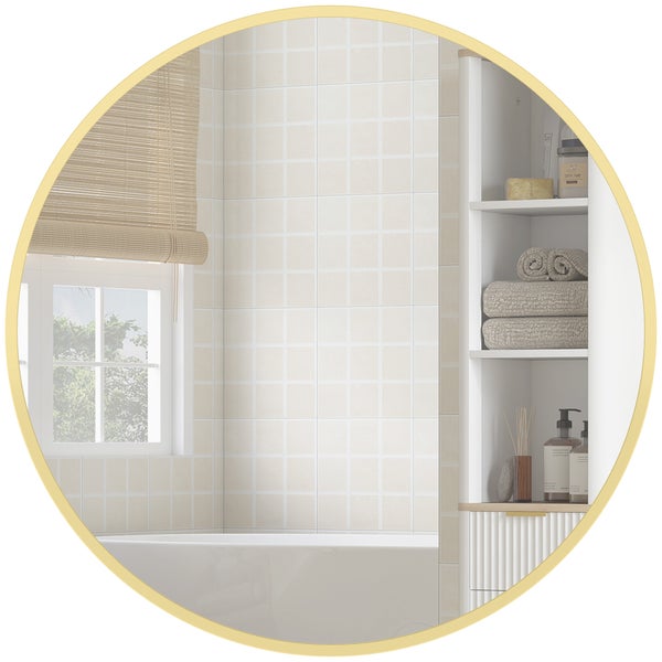Runder Spiegel mit goldfarbenem Rahmen, Spiegelung eines hellen Badezimmers mit Badewanne, Fliesen, Fenster mit Bambusrollo und Regal.