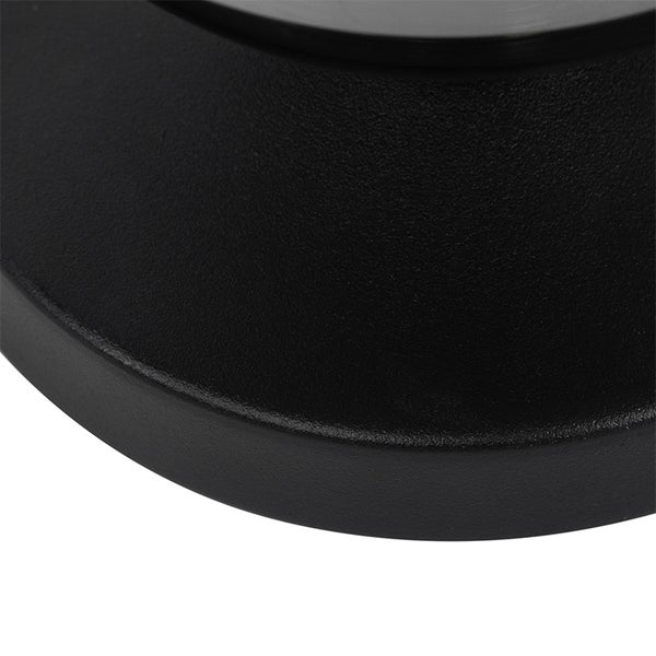 Detailaufnahme einer runden, schwarzen Basis