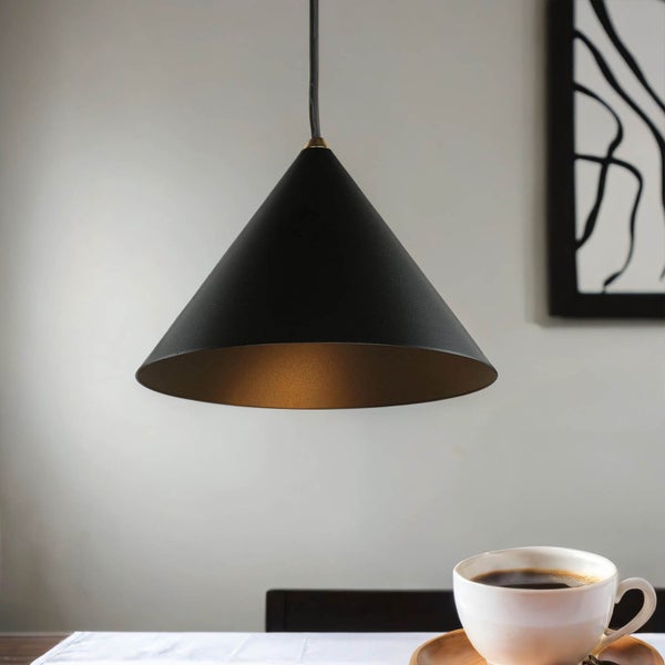 Schwarze Hängeleuchte über einem Tisch mit Kaffeetasse