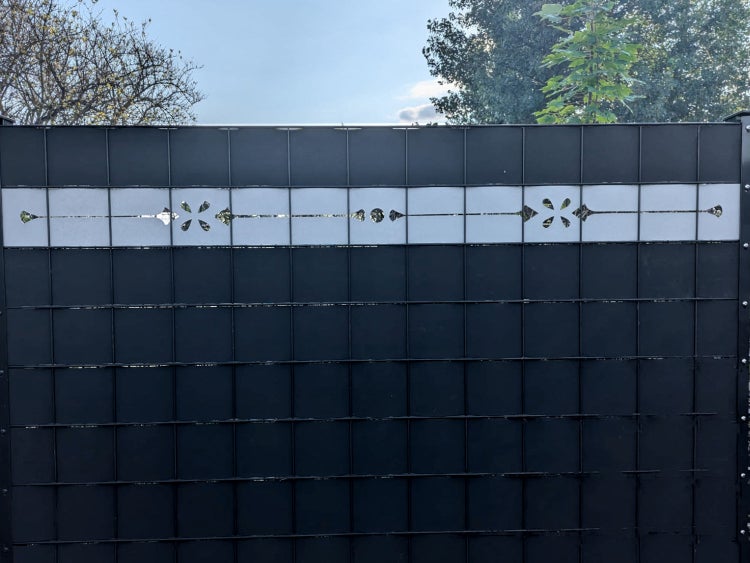 Sichtschutzzaun mit Dekor