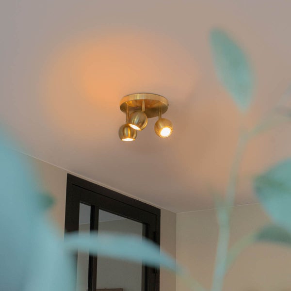 Deckenleuchte mit drei Leuchten im Raum