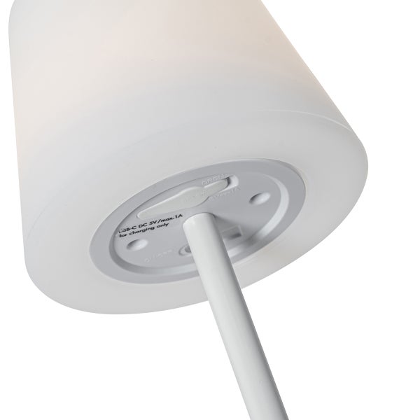 Detailansicht der Unterseite einer LED Tischleuchte mit USB-C Ladeanschluss und Ein Ausschalter