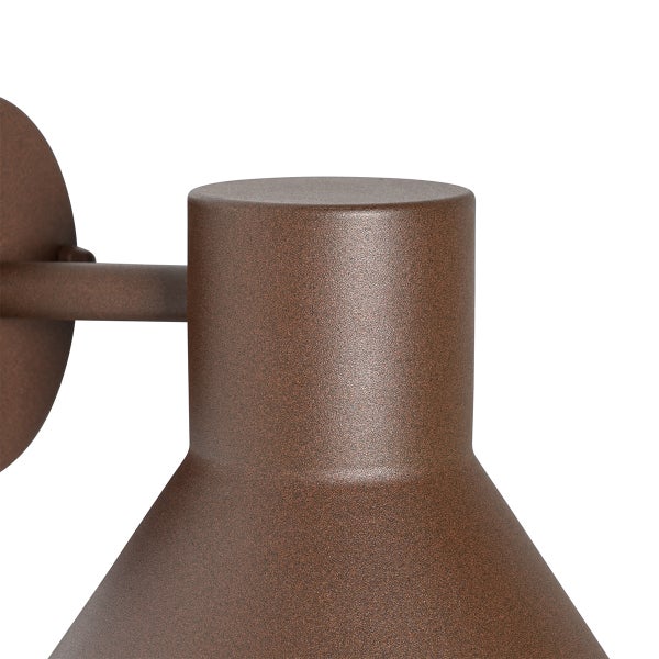 Wandleuchte aus Metall in Rostoptik mit strukturierter Oberfläche, Nahaufnahme.