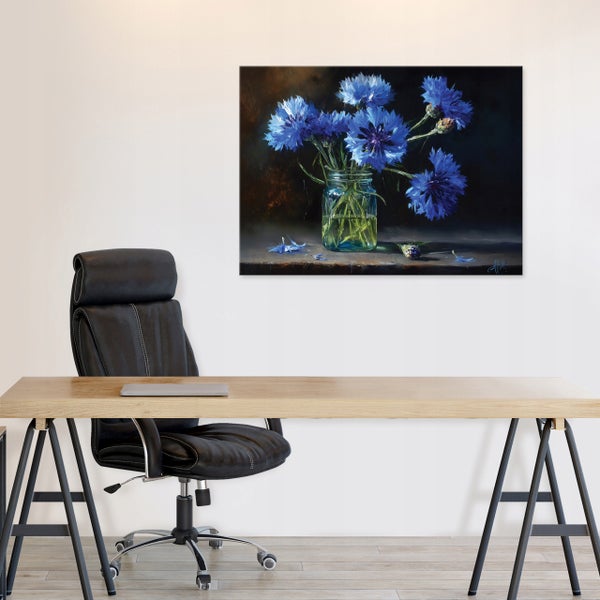 Gemäldeszene mit blauem Kornblumenstrauß über einem Bürotisch mit Bürostuhl