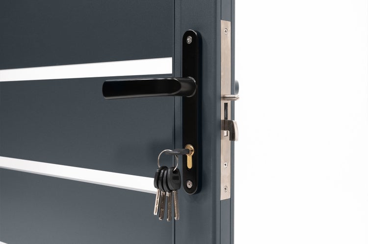 Nahaufnahme einer Haustür mit Schloss, Griff und Schlüssel