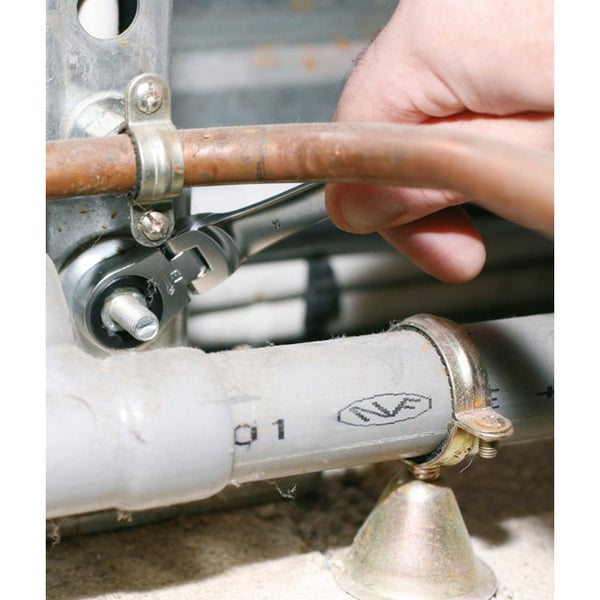 Installation von Kupferrohren mit Rohrschelle