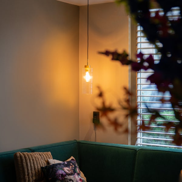 Hängelampe aus Glas im Wohnzimmer über einer Couch