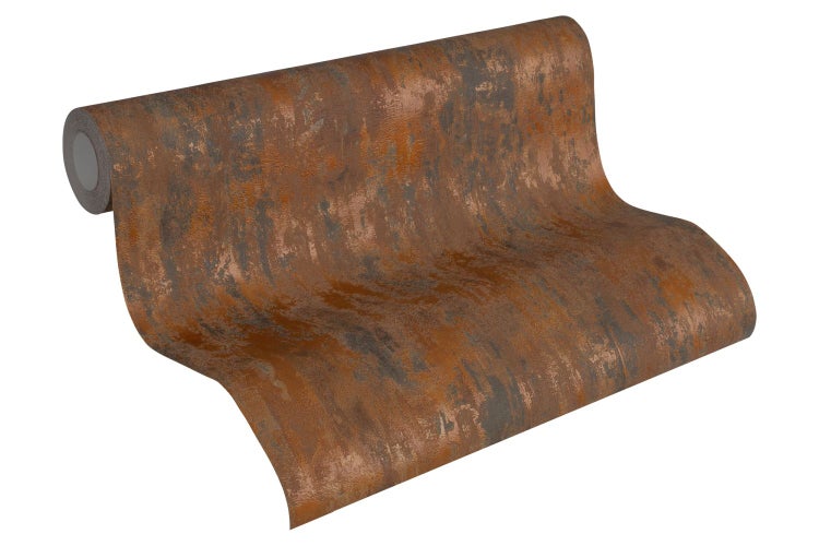 Dekorative Innenraumszene mit auffälliger Tapete in Rostoptik, ergänzt durch ein gerahmtes Bild und passende Accessoires.