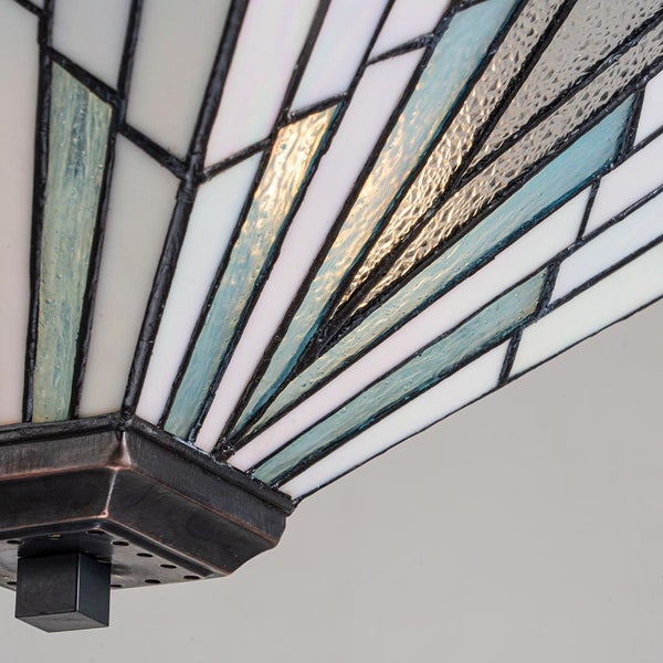 Detailansicht einer Tiffany-Deckenleuchte mit geometrischem Muster