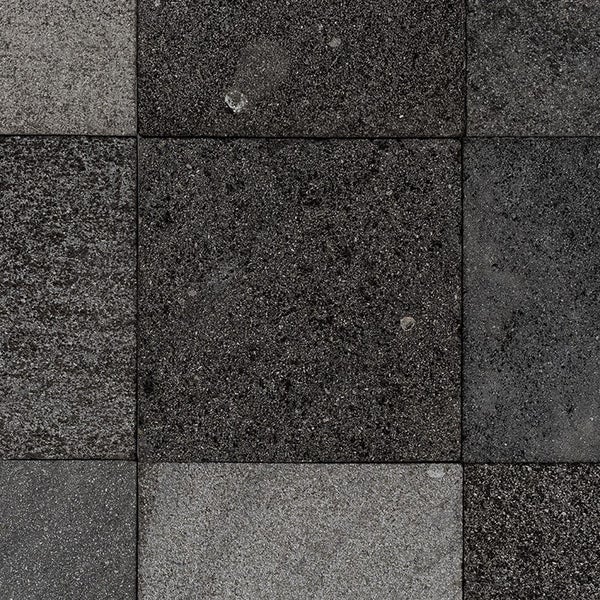 Quadratische Natursteinplatten mit strukturierter Oberfläche für den Außenbereich