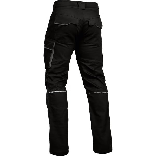 Schwarze Arbeitshose in der Rückansicht mit Gesäßtaschen, Seitentaschen und Reflexstreifen im Kniebereich.