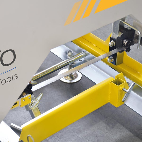 Detailansicht einer Metallsäge mit gelbem Gestell und Sägeblatt.