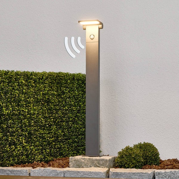Lucande LED Außenleuchte Marius mit Bewegungsmelder (spritzwassergeschützt (Modern) in Alu aus Aluminium (1 flammig, ) - Wegeleuchte Pollerleuchte Wegelampe Sockelleuchte
