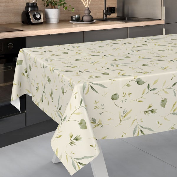 Tischdecke mit Blattmuster auf einem Tisch in einer hellen und organisierten Küche.