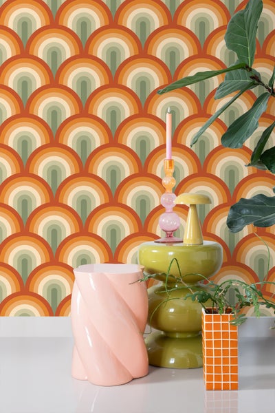 Szene mit Retro Tapete, Beistelltischen und Zimmerpflanzen