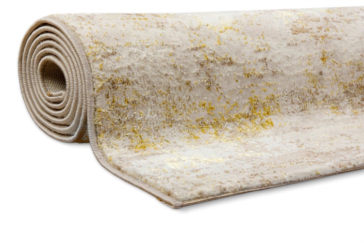 Eingerollter Teppich mit abstraktem Muster in Beige und Gold.