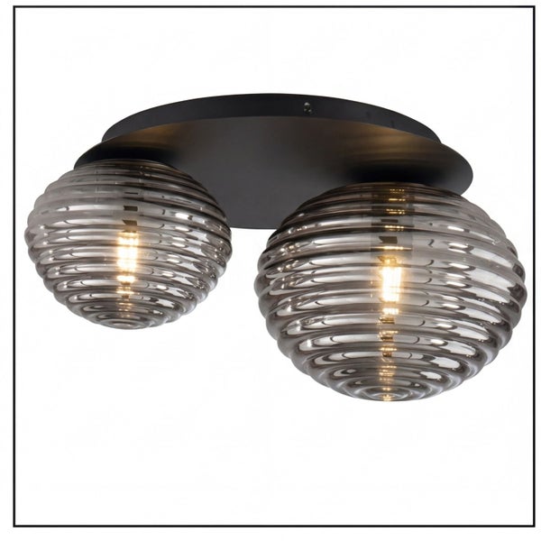 Zweiflammige Deckenleuchte mit geriffelten Glasschirmen aus Rauchglas und schwarzer Metallhalterung.