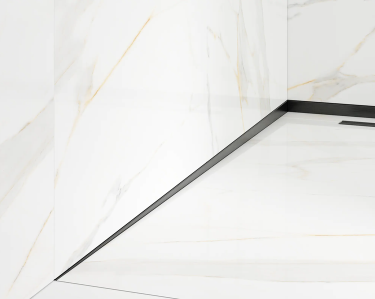 Moderne bodengleiche Dusche mit Fliesen in Marmoroptik und einem schwarzen Gefälleprofil aus Metall.