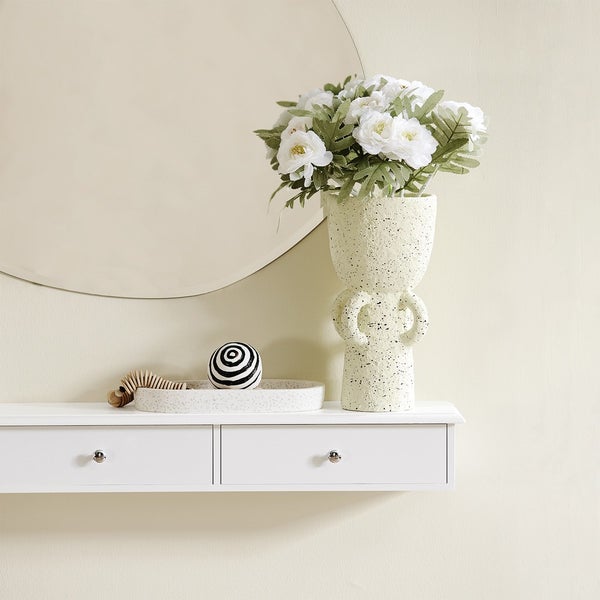 Wandkonsole mit Schubladen, Spiegel, Vase mit Blumen und Deko-Elementen für eine stilvolle Inneneinrichtung