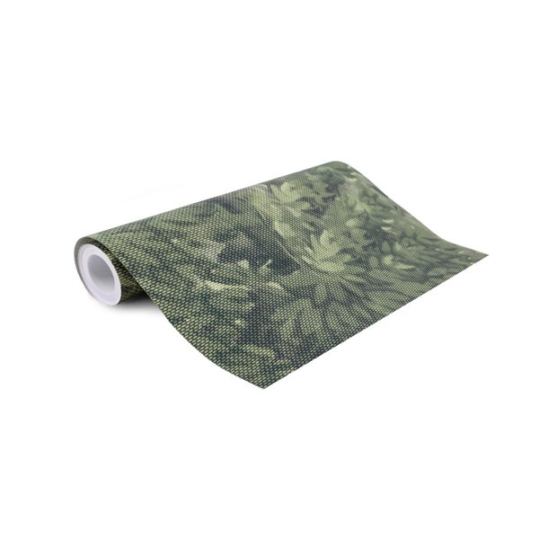 Teilweise abgerollte, perforierte Sichtschutzfolie mit grünem Blättermuster im Camouflage-Design.