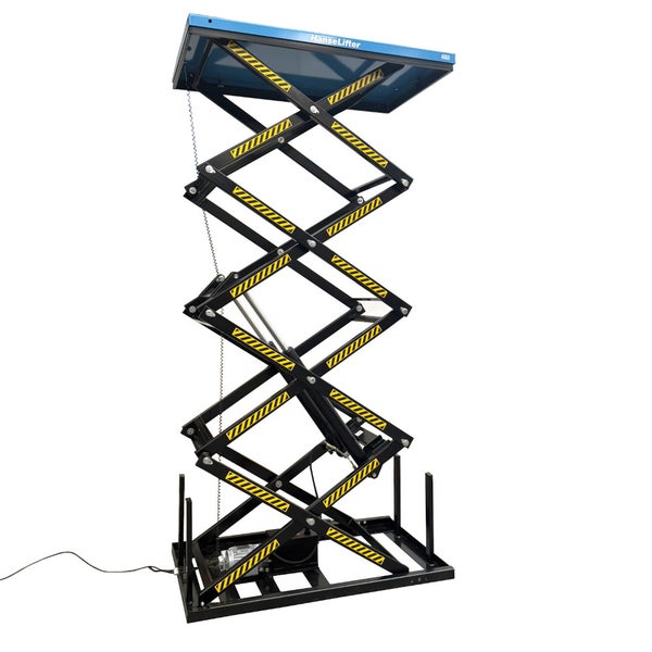 Stationärer Scherenhubtisch von HanseLifter mit mehrstufigem Scherenmechanismus, Sicherheitsmarkierungen und Elektrohydraulik-Antrieb.