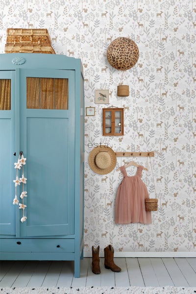 Kinderzimmer mit blauer Garderobe, Accessoires und Tapete mit Tiermotiven