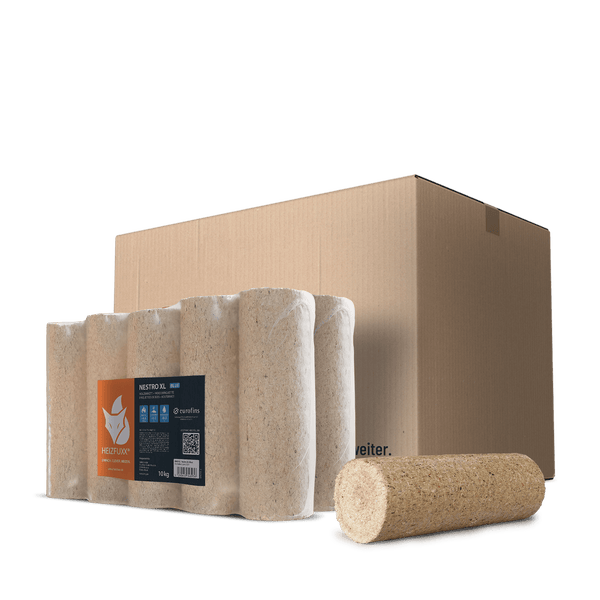 Heizfuxx Nestro XL Holzbriketts, rund, 10 Kilogramm Packung und einzelnes Brikett vor einem Versandkarton.